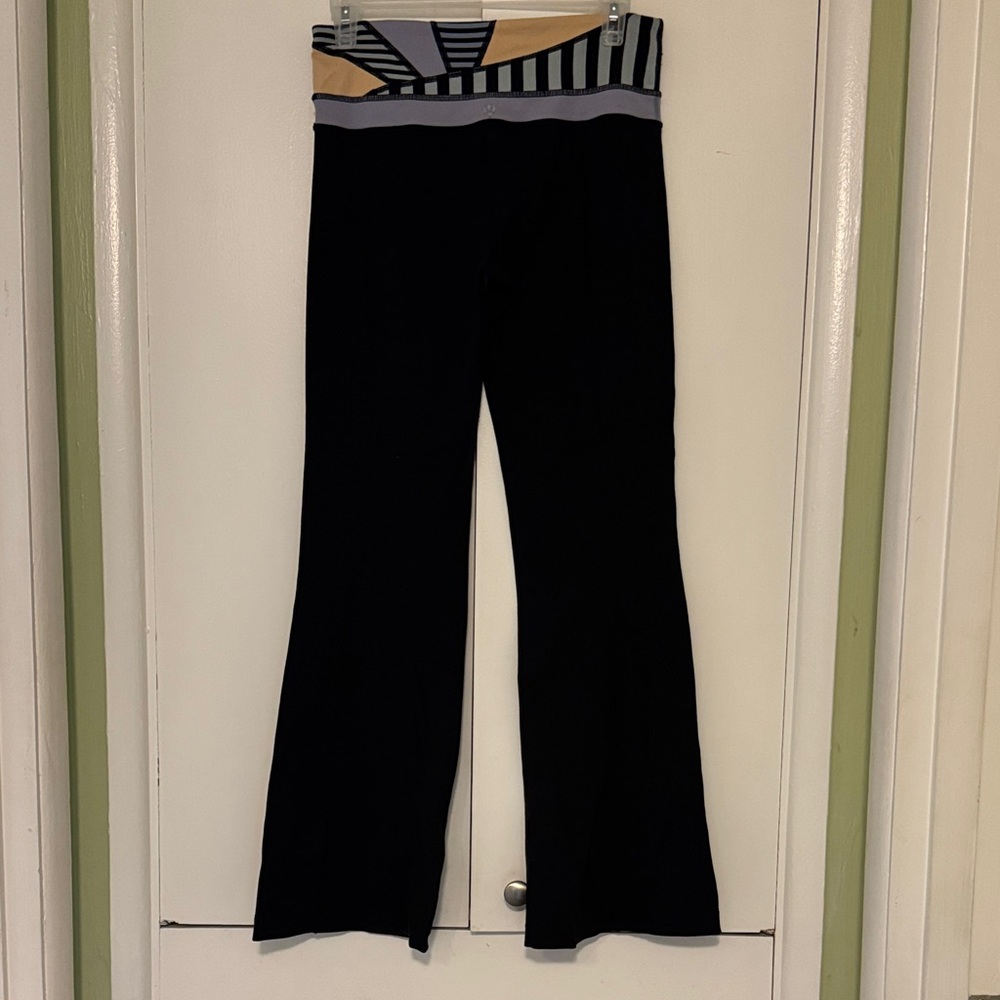 Lululemon Black womens yoga pants with Colorful Waistband, size 6 - Picture 3 of 5